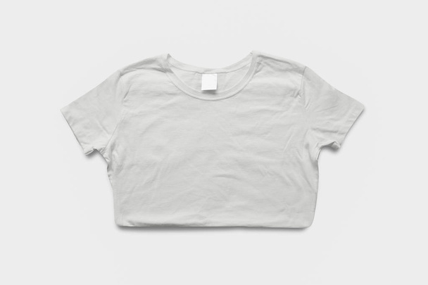 Blank White T-Shirts Mock-up su morbido sfondo grigio, vista frontale. Pronto a sostituire il tuo design.Foto ad alta risoluzione
. - Foto, immagini