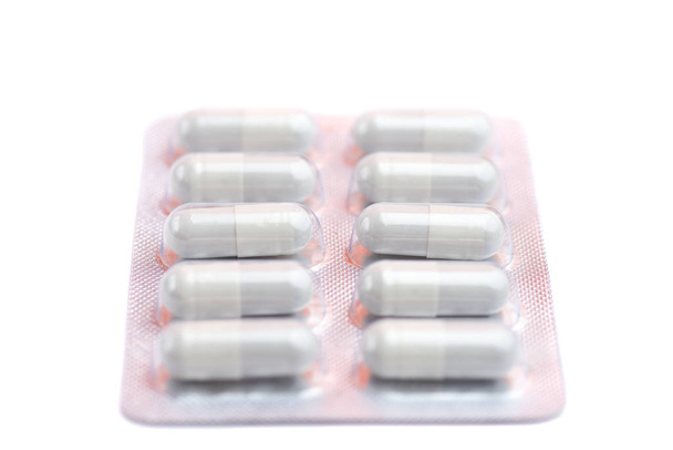 Medizin weiße Pillen in Blasen auf blauem Hintergrund verpackt. - Foto, Bild