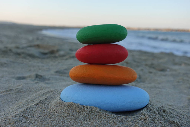 Pilha de pedras coloridas na praia
 - Foto, Imagem
