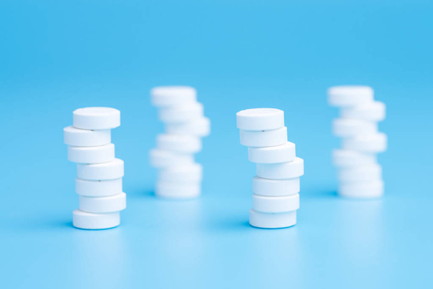White pills or tablets stacked on each other in different positi - Foto, immagini