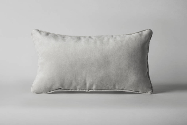 Almohada de lona maqueta. Cojín blanco aislado sobre fondo gris suave.Foto de alta resolución
. - Foto, Imagen