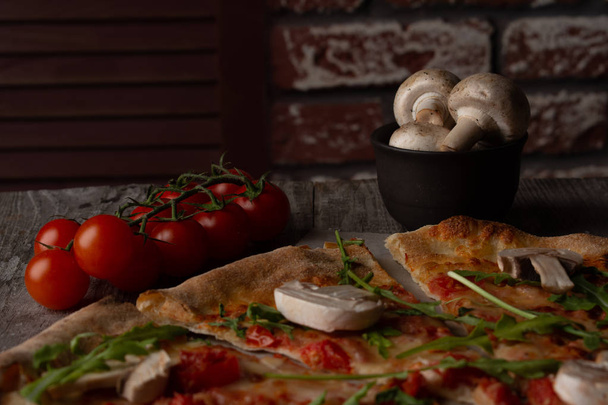 Pizza con champiñones y tomates
 - Foto, Imagen