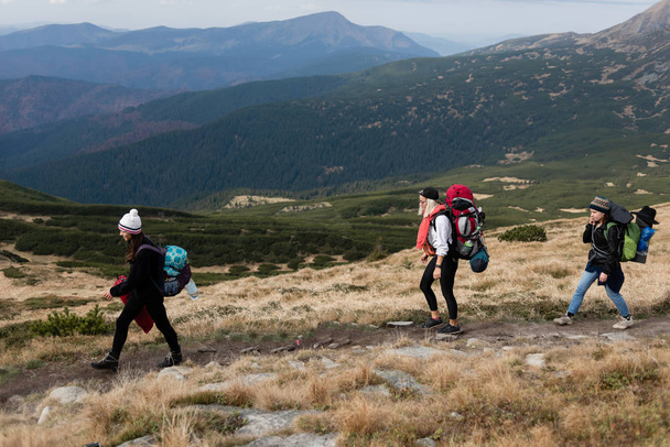 Turistas en las montañas pasean por los Alpes. Montañismo
 - Foto, imagen