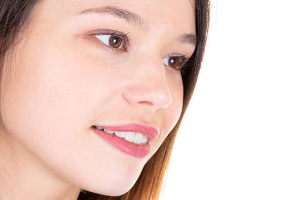Красива крупним планом усміхнена жінка з натуральним макіяжем чиста шкіра і білі зуби на білому тлі
 - Фото, зображення