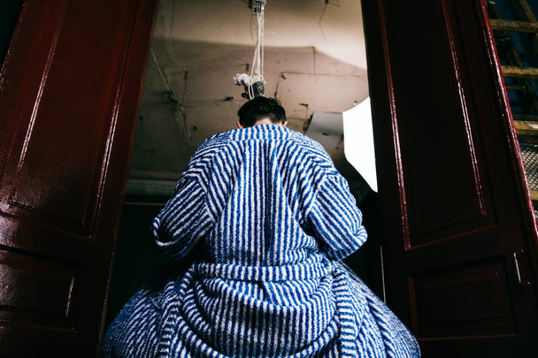 Βίαιο άνθρωπο, ο οποίος πήρε ένα ντους φορώντας το μπουρνούζι μπλε. - Φωτογραφία, εικόνα