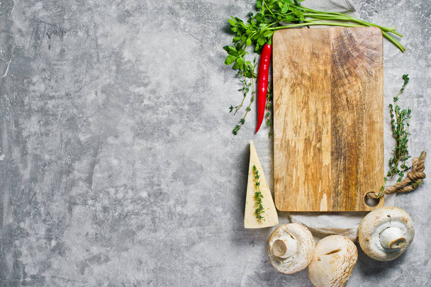 Komposition mit leerem Holzbrett und Gemüse auf Küche ta - Foto, Bild