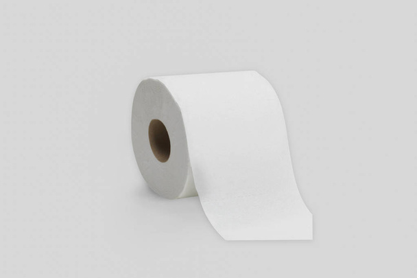 Rollo de papel higiénico o tejido aislado sobre fondo gris suave
.  - Foto, Imagen