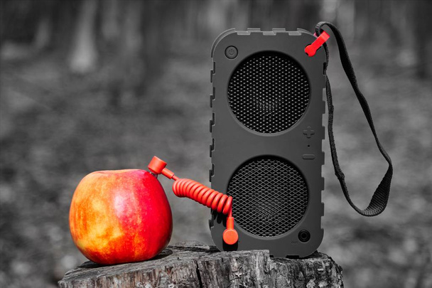 Apple zenei koncepciója, absztrakt hordozható bluetooth hangszóró - Fotó, kép