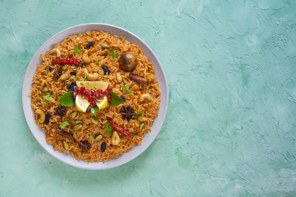 Ramadan élelmiszer. Vegetáriánus Kabsa a rizs és a dió. - Fotó, kép