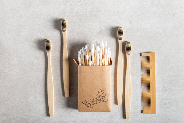 Brosses à dents écologiques en bambou, peigne à cheveux en bambou et boutons de coton sans plastique
 - Photo, image
