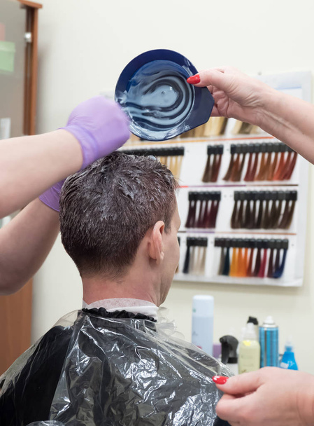 Тонування сірого волосся на голові чоловіка в салоні краси
 - Фото, зображення