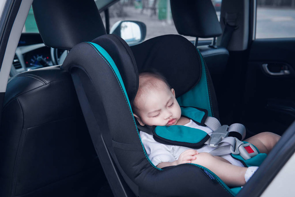 Pikkulapsi aasialainen poika nukkuu autonsa istuimella.Keskity kasvot
 - Valokuva, kuva