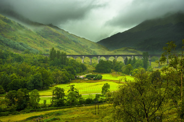 Виадук железной дороги Гленфиннан в Лох-Шил в Шотландии
 - Фото, изображение