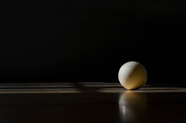 Volejbal soud dřevěná podlaha s míčem samostatný na černém pozadí s copy prostor - Fotografie, Obrázek