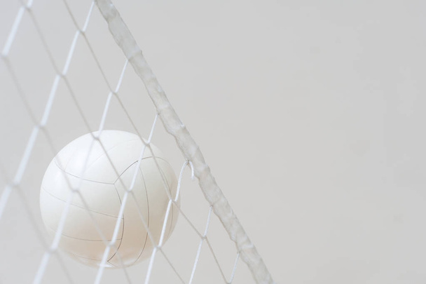Волейбольный мяч над сеткой во время матча
  - Фото, изображение
