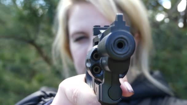 Κίεβο, Ουκρανία-2019 Μαρτίου: το κορίτσι με το όπλο οδηγεί ένα στόχο. Η γυναίκα πυροβολεί με πιστόλι πεπιεσμένου αέρα. Πνευματικό περίστροφο σε γυναικεία χέρια. Μανικιούρ κοντινό. - Πλάνα, βίντεο