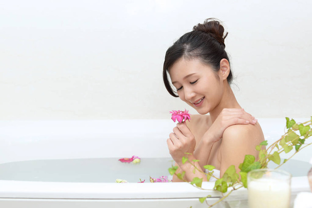 Belle jeune femme prenant un bain relaxant
 - Photo, image