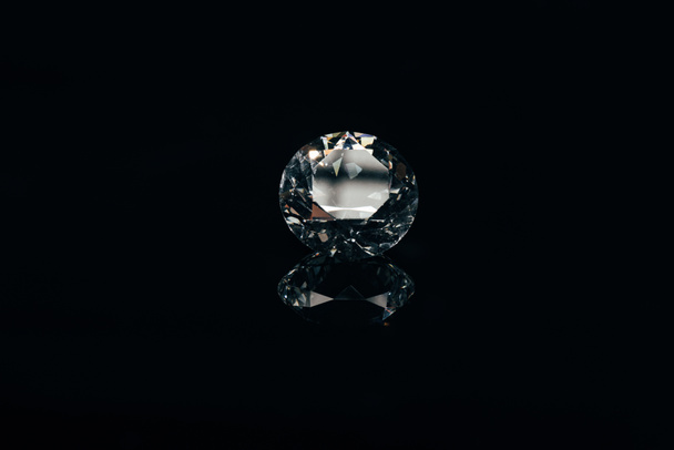 diamante brillante puro transparente aislado en negro con reflexión
 - Foto, Imagen