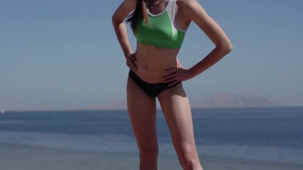 Seksowna i sportowa dziewczyna sprawia, że runda jej talii na wybrzeżu. - Materiał filmowy, wideo