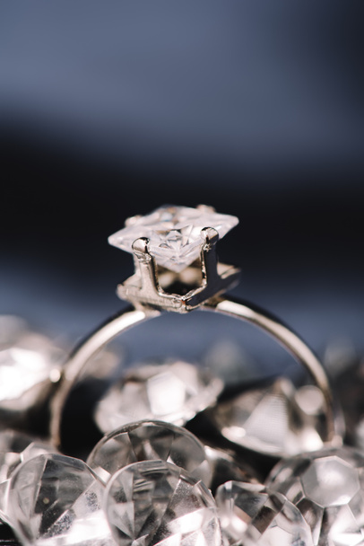 Selektivní fokus zásnubní prsten s diamantem lesklý  - Fotografie, Obrázek