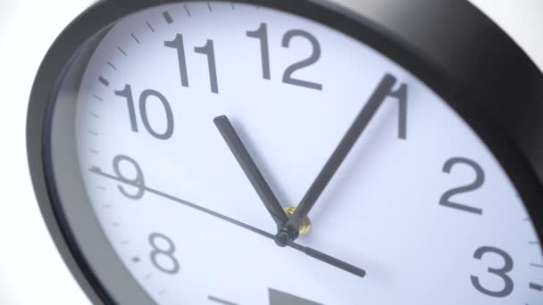 El lapso de tiempo de un gran reloj en una pared blanca
. - Metraje, vídeo