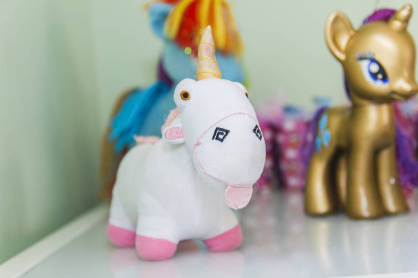 decoración de fiesta de cumpleaños con tema de unicornio
 - Foto, imagen