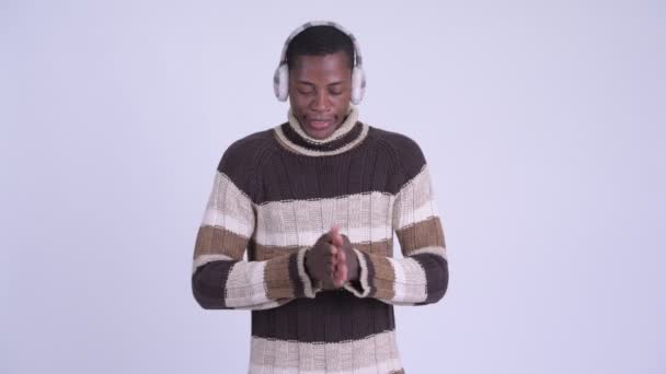 Young African man hugging self and feeling cold for winter - Séquence, vidéo
