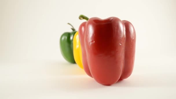 červené, žluté a zelené papriky proti bílé - linie uspořádání - dolly vpravo - Záběry, video