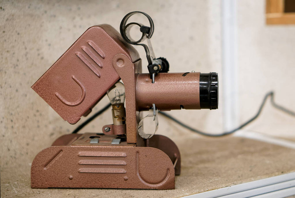 dia-projector - een verbazend vintage apparaat op een plank in een oud huis.  - Foto, afbeelding
