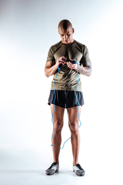 Man fitting a skipping rope for hus height - Foto, Imagen