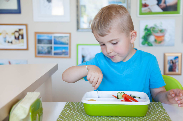 Child boy eating fresh vegetable salad - Foto, immagini