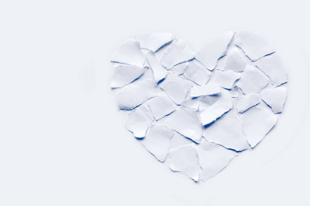Ayrılık ve boşanma kırık kalp ayrılık kavramı simgesi. Beyaz buruşuk kağıt parçalanmış bir aşk şeklinde - Fotoğraf, Görsel