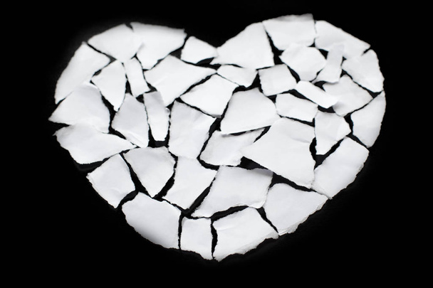 Coração partido separação conceito separação e divórcio ícone. Papel crumpled branco dado forma como um amor rasgado
 - Foto, Imagem