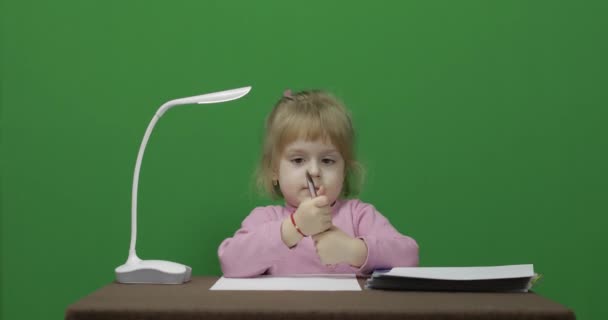 Mädchen zeichnen am Tisch. Bildungsprozess. dreijähriges Kind. Chroma-Schlüssel - Filmmaterial, Video