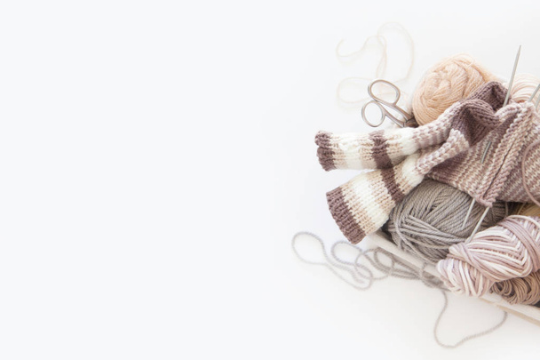 Neutral beige yarn for knitting is in the basket. Woolen warm so - 写真・画像