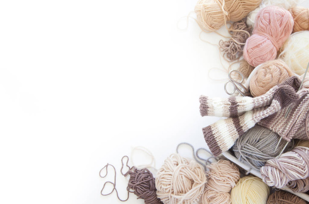 Neutral beige yarn for knitting is in the basket. Woolen warm so - Foto, afbeelding