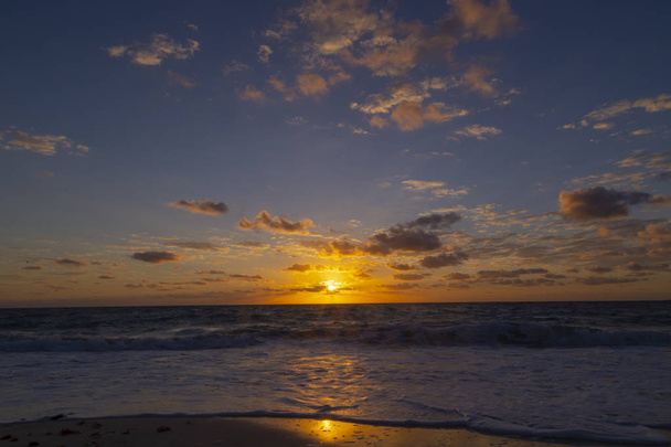 Beau lever de soleil sur la plage de sable blanc, cancun Quintana Roo, Mexique
 - Photo, image