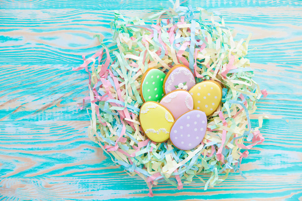 Velikonoční domácí perníkové sušenky. Ptačí hnízdo Velikonoce vyrobené z - Fotografie, Obrázek