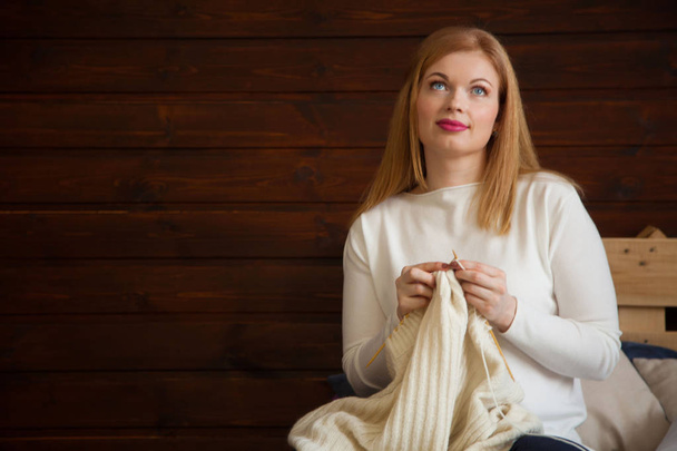 The woman knits woolen clothes. Knitting needles. Close-up. natu - Fotografie, Obrázek