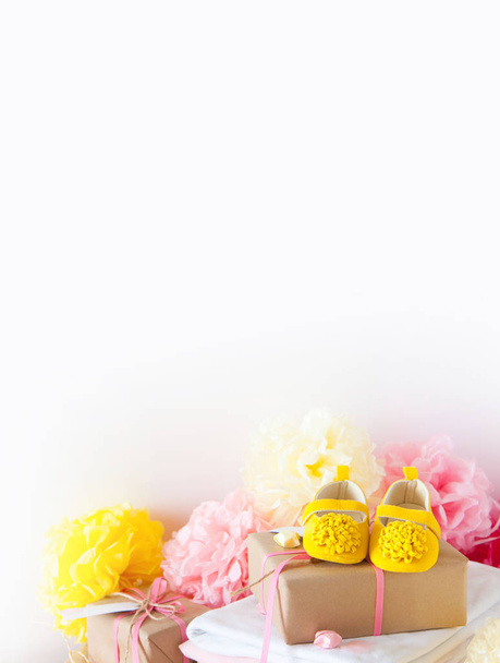 Gifts and pink decorations for girl baby shower indoors.  - Zdjęcie, obraz