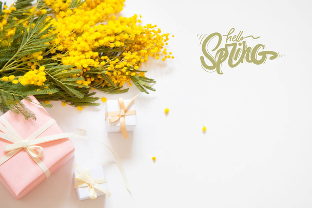 Mimosa flowers and festive gift boxes. Mother's Day and March 8t - Foto, afbeelding
