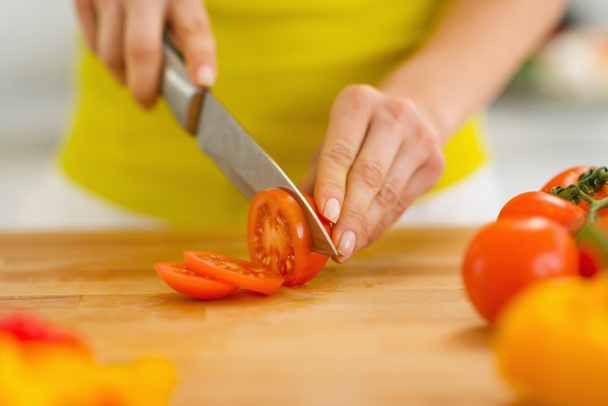 Closeup on woman cutting tomato - Zdjęcie, obraz