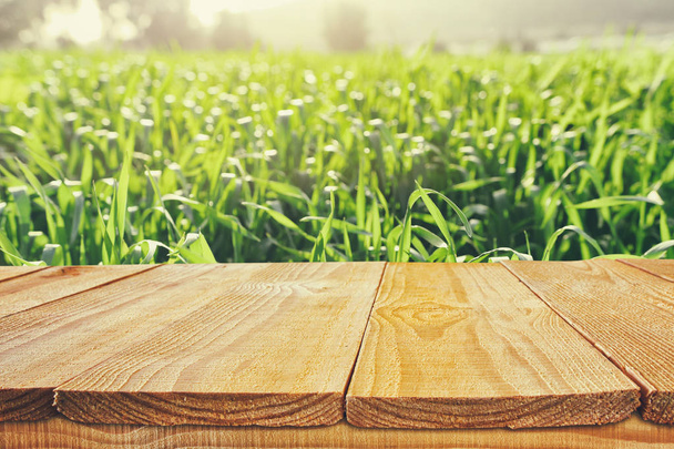 Pusty rustykalny stół przed wiejskim tłem. wyświetlanie produktu i koncepcja pikniku - Zdjęcie, obraz