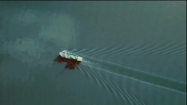 Ilmanäkymä joella kelluvalle veneelle päivällä
 - Materiaali, video