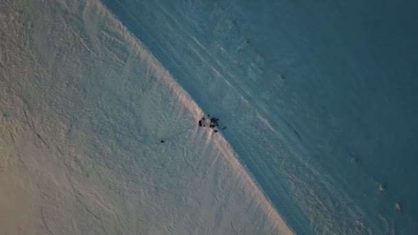 Luftaufnahme von Menschen beim Snowboarden bei Sonnenuntergang  - Filmmaterial, Video