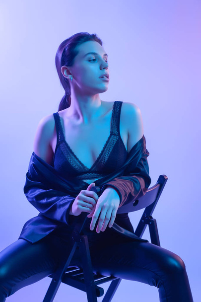 A silhueta da mulher do arco-íris da beleza. Perfil de néon retrato de jovem mulher em uma roupa interior preta e jaqueta
 - Foto, Imagem
