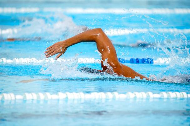 Dettagli con un atleta professionista che nuota in un nuoto olimpico
 - Foto, immagini