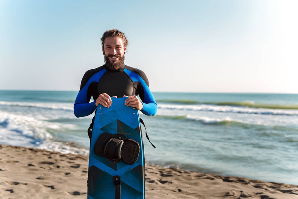 Retrato de surfista hombre con tabla de surf en la playa. Espor de verano
 - Foto, Imagen
