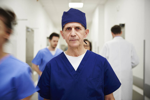 Portret lekarza mężczyzna na korytarzu  - Zdjęcie, obraz