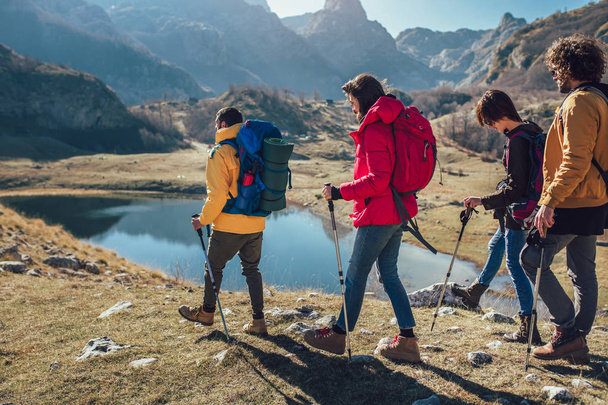 Grupo de excursionistas caminando en una montaña en el día de otoño
  - Foto, Imagen
